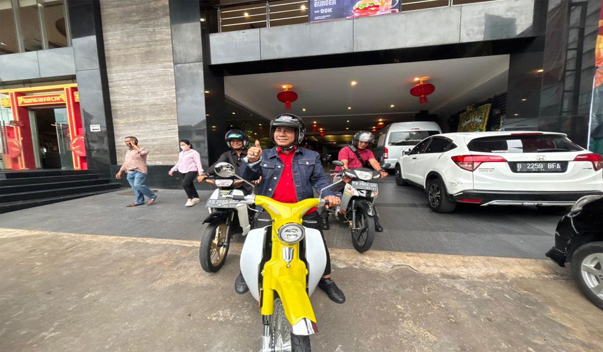 Kesederhanaan Memikat, Wagub Kalbar Tak Segan Naik Motor Setiap Hari ke Kantor