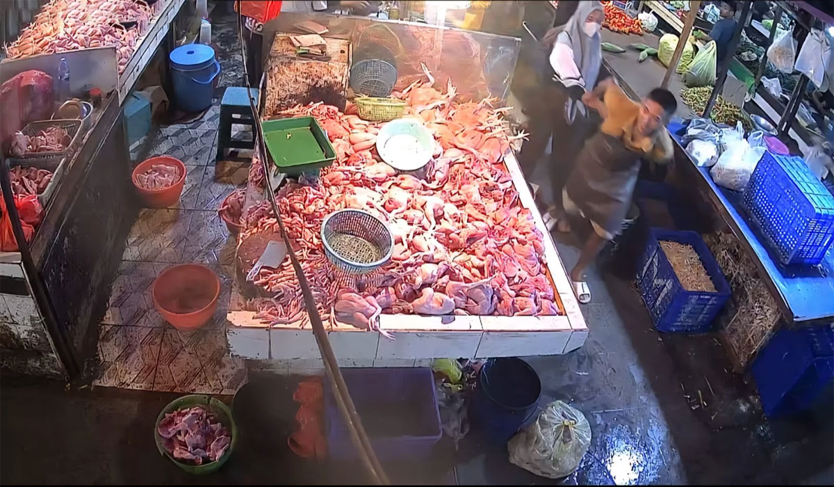 Viral! Aksi Perempuan Maling Daging Ayam di Pasar Flamboyan Berakhir Ditangkap